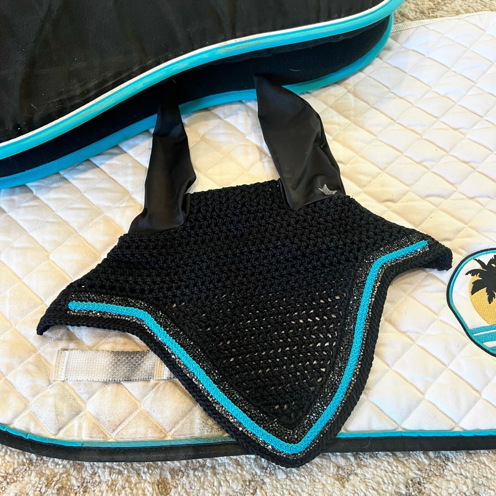 Ogilvy and Equstar matching horse saddle pads and bonnet - Picture 5 of 10